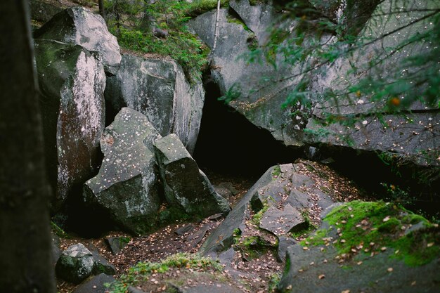 Foto una cueva con una roca grande en el medio