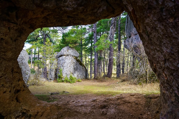 Cueva rocosa que enmarca el bosque de la Ciudad Encantada de Cuenca España