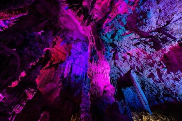 Cueva de San Miguel con luces de colores Formación rocosa natural Gibraltar Reino Unido Fondo de la naturaleza