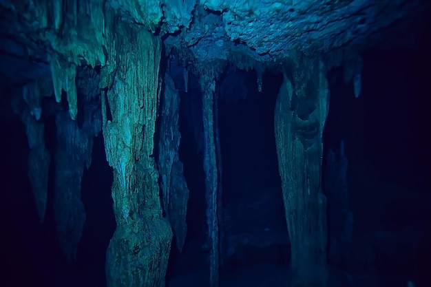 cueva submarina paisaje de estalactitas, buceo en cuevas, yucatán mexico, vista en cenote bajo el agua