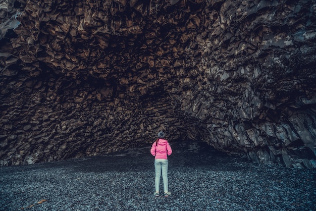 Cueva volcánica en la playa de Reynisdrangar, Vik, Islandia