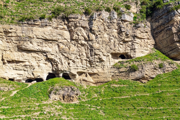 Cuevas antiguas en acantilado