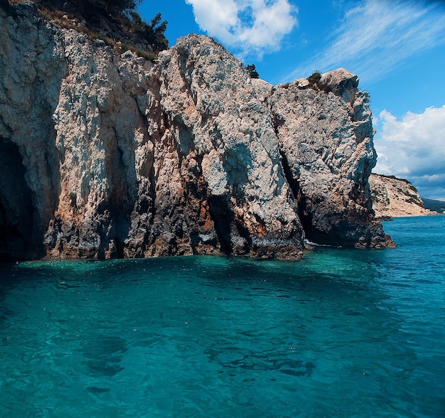 Cuevas azules en la isla Grecia de Zakynthos