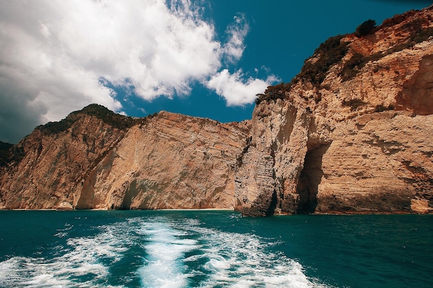 Cuevas azules en la isla Grecia de Zakynthos