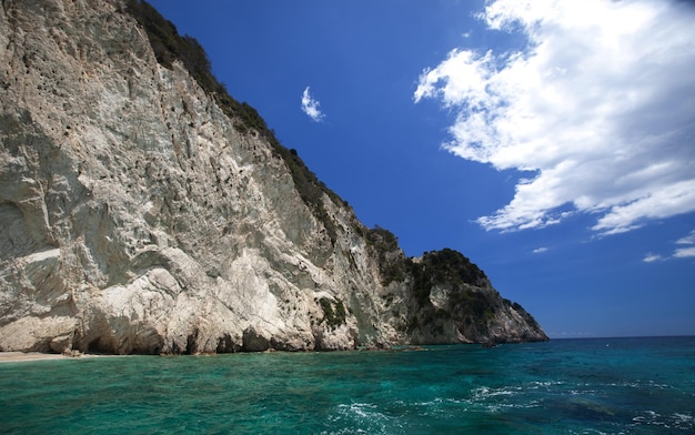 Cuevas azules en la isla de Zakynthos