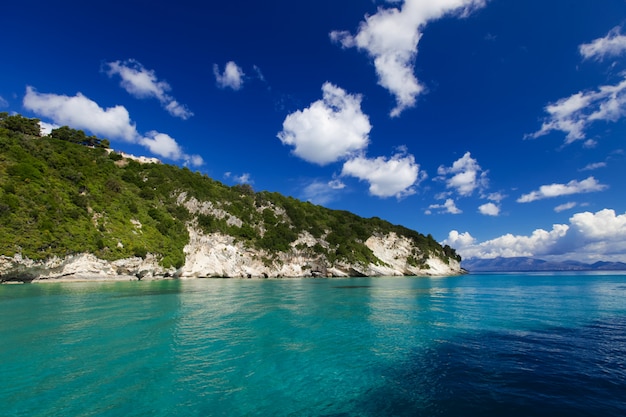 Cuevas azules a lo largo de la costa de Zakynthos