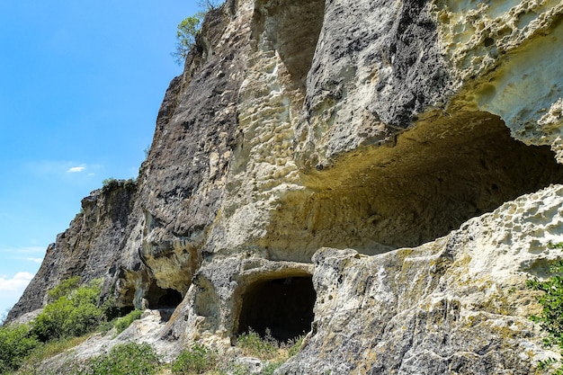 Cuevas de la ciudad de TepeKermen en Bakhchisarai Crimea Rusia montañas de Crimea
