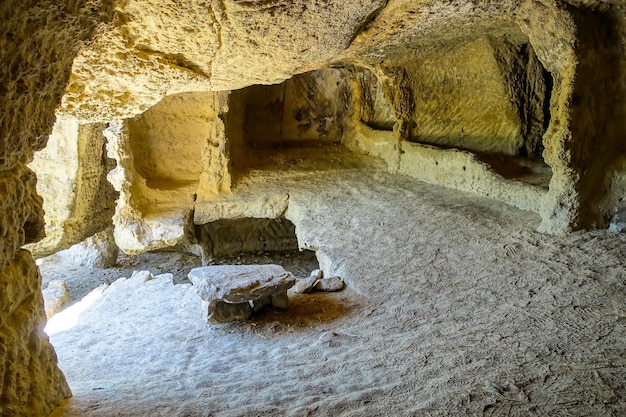 Cuevas de la ciudad de TepeKermen en Bakhchisarai Crimea Rusia montañas de Crimea