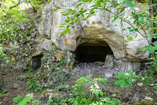 Cuevas de la ciudad de TepeKermen en Bakhchisarai Crimea Rusia montañas de Crimea