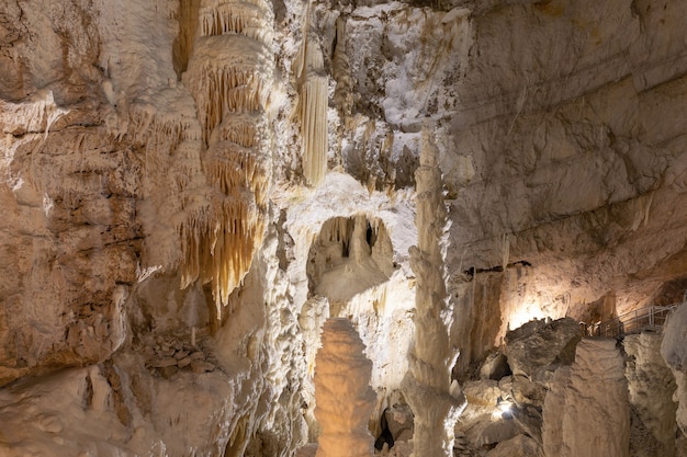 Cuevas de Frasassi, cuevas subterráneas con estalactitas y estalagmitas. Marcas, Italia