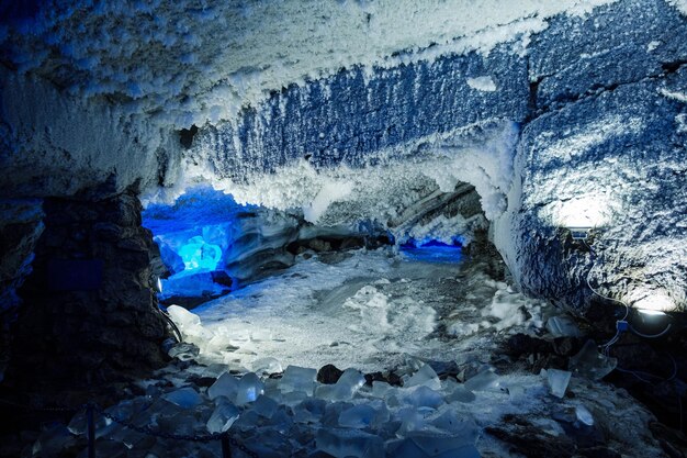 Cuevas de hielo de Kungur en verano con iluminación artificial