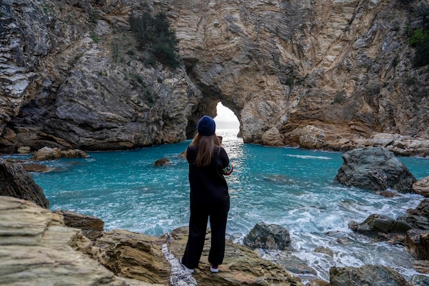 Cuevas y mar excepcionalmente hermosos en Alanya, Turquía