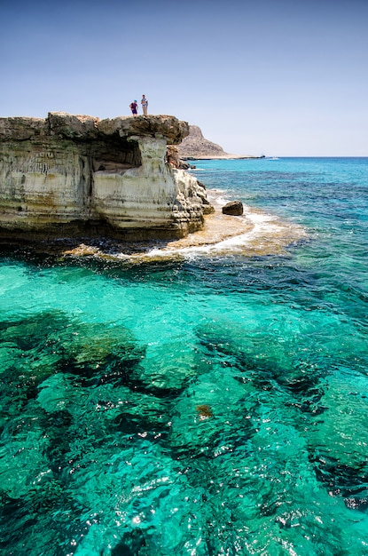 Cuevas marinas de Cavo greco cabo. Ayia napa, Chipre con hombres