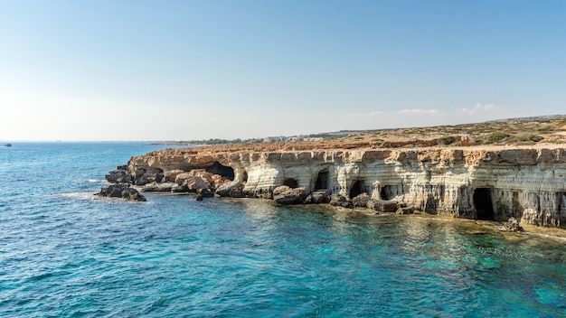 Cuevas marinas cerca de Ayia Napa y Protaras. Cavo Greco, isla de Chipre, Mar Mediterráneo.