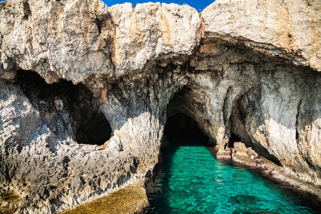 Cuevas marinas en el parque Cape Greco