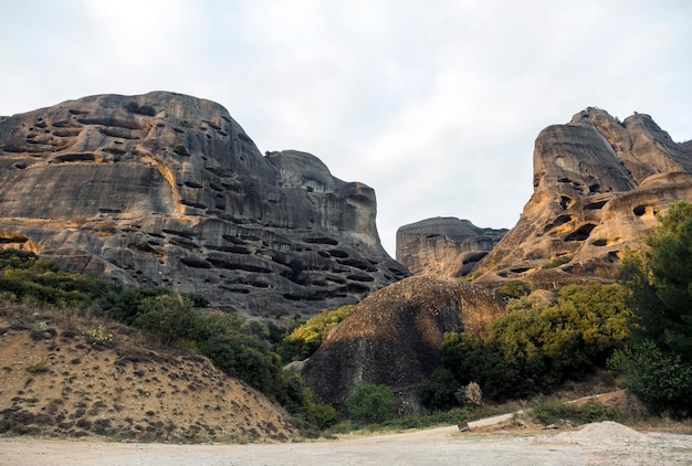 Cuevas naturales para monjes en las formaciones rocosas de Meteora Grecia