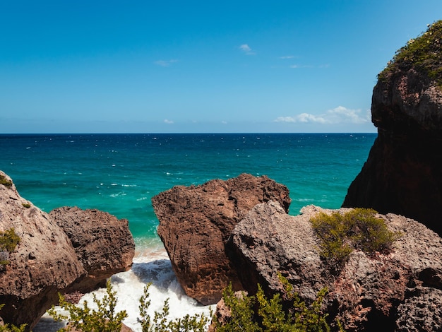 Cuevas de playa de supervivencia de Puerto Rico Aguadilla con grandes formaciones rocosas de la costa caribeña