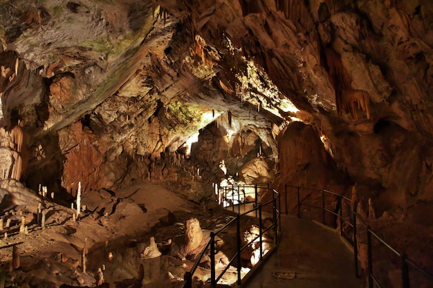 Cuevas de Postojna en las montañas de Eslovenia