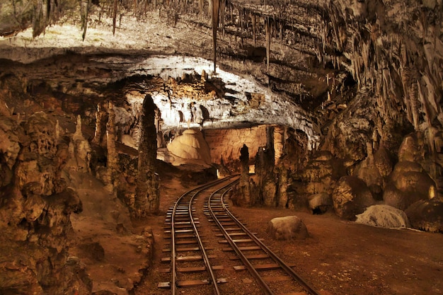 Foto cuevas de postojna en las montañas de eslovenia