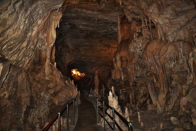 Cuevas de Postojna en las montañas de Eslovenia