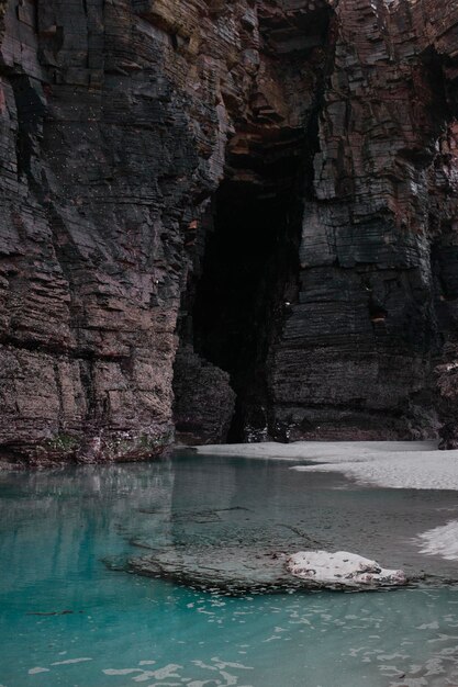 cuevas en las rocas