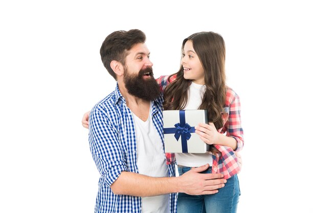 Cuida de tu familia. La familia se divierte dando regalos. La familia feliz celebra las vacaciones. Padre e hija pequeña. Hombre barbudo y niño pequeño. Alegrías de la vida familiar. Amor y confianza. Vacaciones.