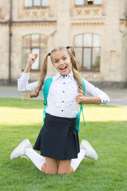 Cuida tu futuro Niño feliz de regreso a la escuela Cuidado escolar Cuidado de niños Cuidado de niños y atención médica Educación y estudio