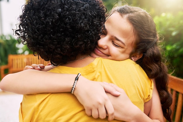 Foto cuidado amor y amigos se abrazan para apoyar la confianza y felices juntos en un jardín al aire libre o en un parque con felicidad mujer niña y personas se conectan en solidaridad y reunión con una sonrisa joven y emocionada