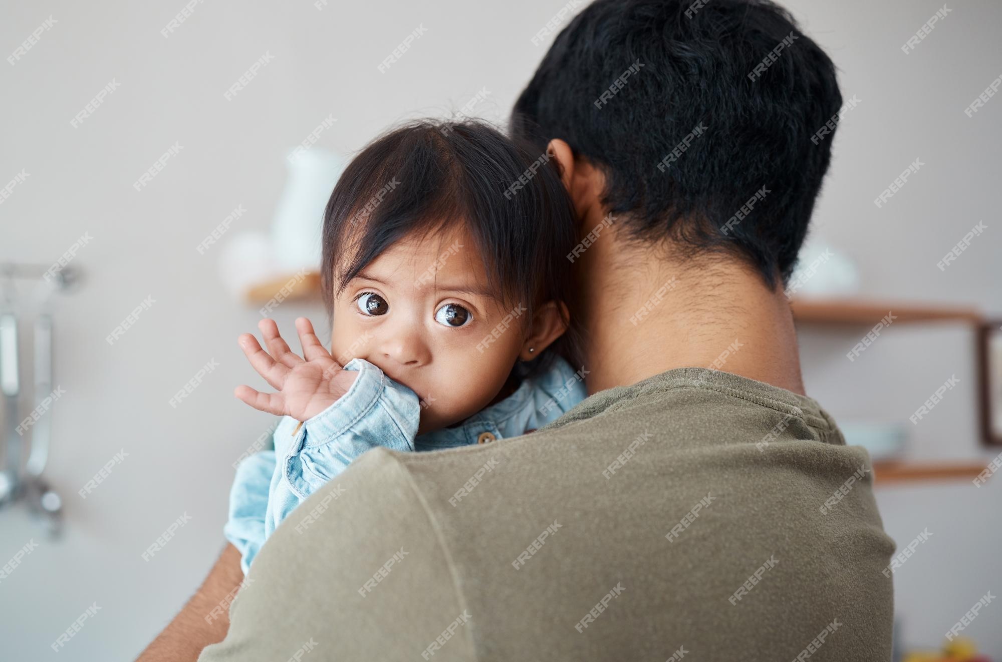 El cuidado del amor y el bebé con síndrome de down con el vínculo del padre  se relajan y disfrutan de un lindo tiempo de calidad juntos en la cocina de  la casa desarrollo infantil con discapacidad intelectual y padre de familia  sosteniendo a un niño asiático ...