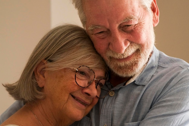 Cuidado de ancianos pareja madura abrazándose y soñando juntos en casa un hombre y una mujer mayores se unen sonriendo amor feliz y relación estilo de vida de ancianos actividad de ocio en interiores