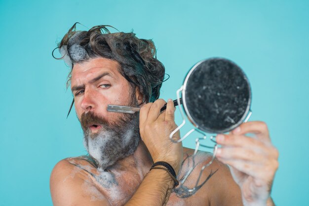 Foto cuidado de la barba hombre barbudo afeitado en la ducha lavado hombre barbudo afeitado barba spa tomar una ducha hombre con