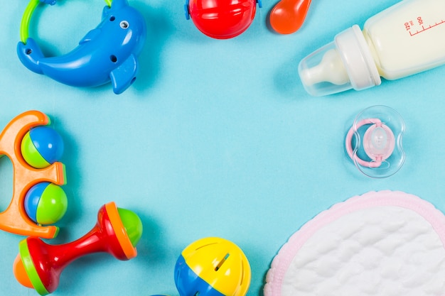 Cuidado del bebé, juguetes de madera, pezones y polvos para botellas están separados de la vista de fondo