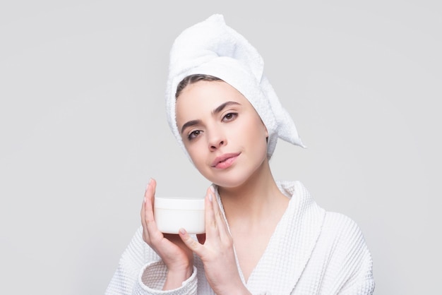 Cuidado de la belleza facial Retrato de mujer hermosa con crema facial en la mano Mujer sexy con piel fresca, limpia y suave Producto cosmético para el cuidado de la piel