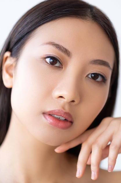 Cuidado de la belleza rejuvenecimiento de la piel rostro de mujer asiática