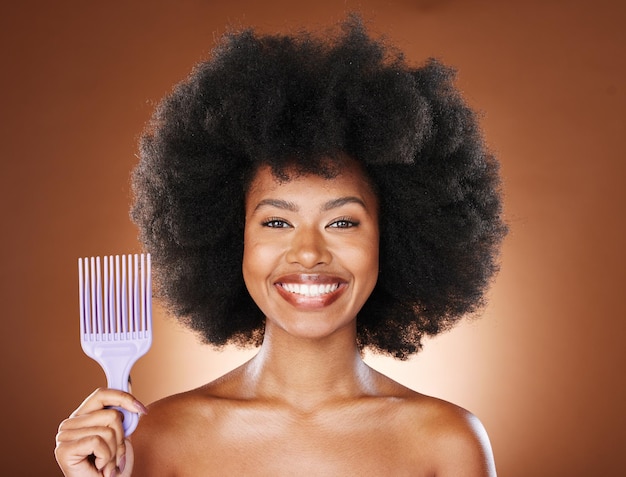 Cuidado del cabello afro y retrato de mujer negra con peine para tratamiento de bienestar o crecimiento saludable del cabello Cepillo de peinado de salón y cara de modelo africano con producto para mantenimiento de peinado