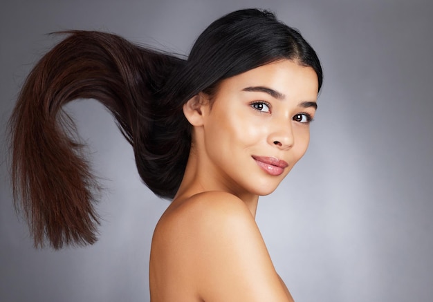 Cuidado del cabello y belleza de la mujer en el retrato de estudio para un fuerte brillo natural saludable y bienestar por fondo Modele el brillo del cabello y el autocuidado cosmético para la salud, el amor propio y la confianza por telón de fondo