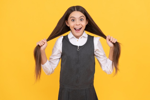 Cuidado del cabello sin enredos. Niño sorprendido mantenga el pelo largo. Escuela de belleza. Educación capilar. Cursos de peluquería.