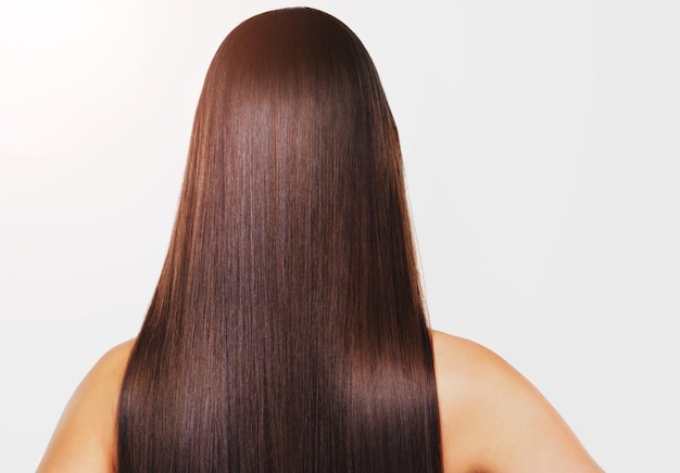 Cuidado del cabello de la espalda y mujer con brillo belleza y cosméticos en fondo blanco de estudio Glow persona y modelo con champú cuero cabelludo saludable o textura con volumen de salón y crecimiento con estética