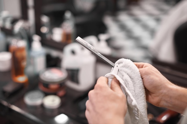 Cuidado del cabello. Peinados de hombres en peluquerías. Barber le hace un corte de pelo y una barba a su cliente.