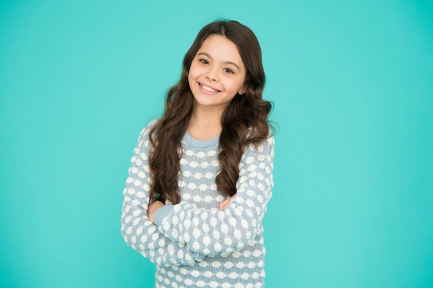 Cuidado da criança. Infância feliz. Garoto lindo. Garota emocional. Fundo azul da menina. Menina sorridente com cabelo comprido. Beleza e saúde. Infância e adolescência. Dia internacional da criança.