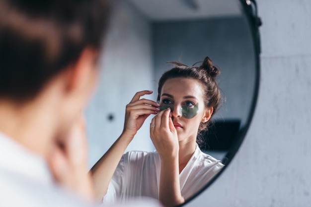 Cuidado da pele facial contra rugas e olheiras.