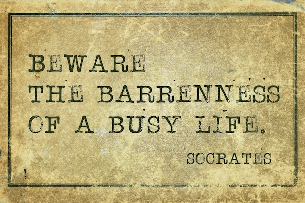 Cuidado con la desnudez de la vida ajetreada - cita del antiguo filósofo griego Sócrates impresa en cartón vintage grunge