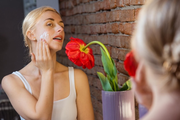 Cuidado hidratante e rejuvenescimento da pele do rosto em casa