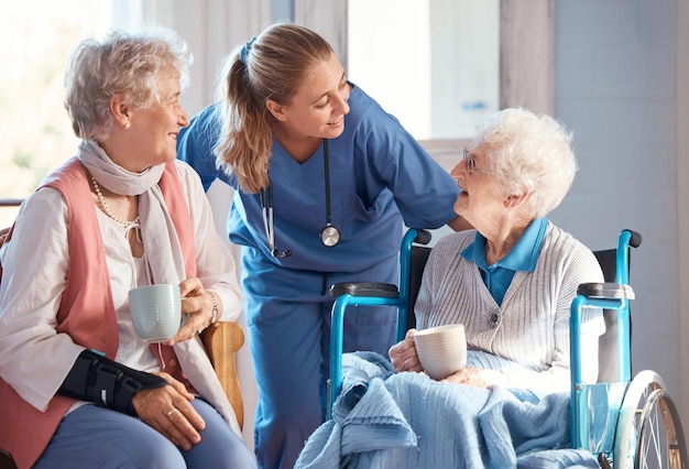 Foto cuidado en un hogar de ancianos y enfermera con mujeres mayores que realizan un examen o consulta de atención médica conversación médica y una anciana en silla de ruedas que consulta a un médico en un centro de retiro