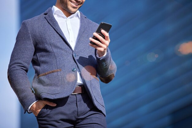 Foto cuidado con el impacto de tus palabras. foto de un hombre de negocios que usa su teléfono inteligente para enviar un mensaje de texto.