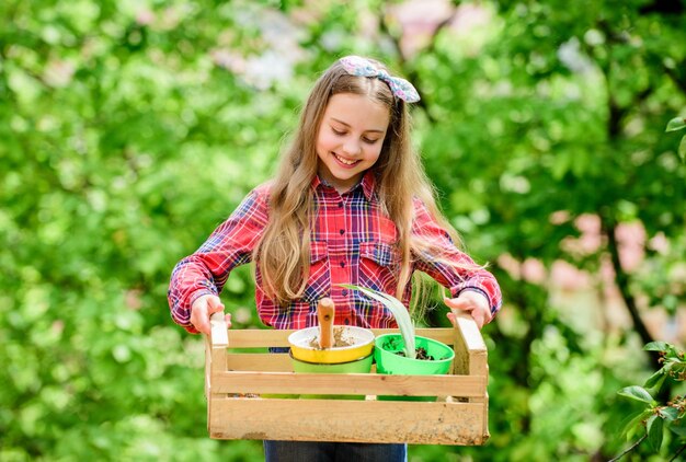 Cuidado del jardín popular Inspeccionar el jardín diariamente detectar problemas de insectos temprano Clases de jardinería Educación ecológica Niña pequeña plantando plantas Día en la granja Plantando flores Plantar vegetales Temporada de siembra