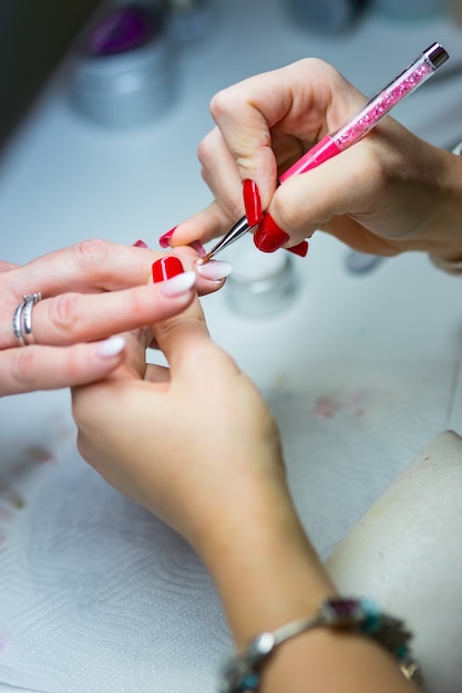 Foto cuidado de uñas y manicura. cuidado de las uñas y técnicas de aplicación de uñas en gel.