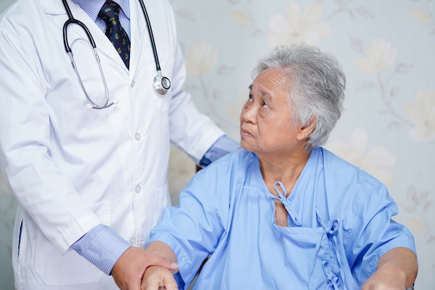 Cuidado médico asiático, ajuda e apoio sênior ou idoso paciente mulher idosa na enfermaria do hospital