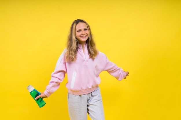 El cuidado del niño atlético del equilibrio hídrico en la hidratación corporal se siente sediento de proteína y botella de vitamina