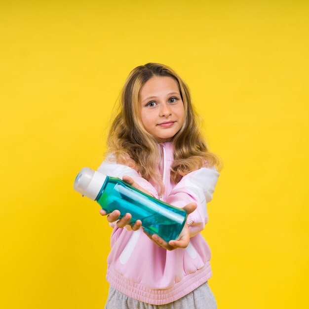 El cuidado del niño atlético del equilibrio hídrico en la hidratación corporal se siente sediento de proteína y botella de vitamina